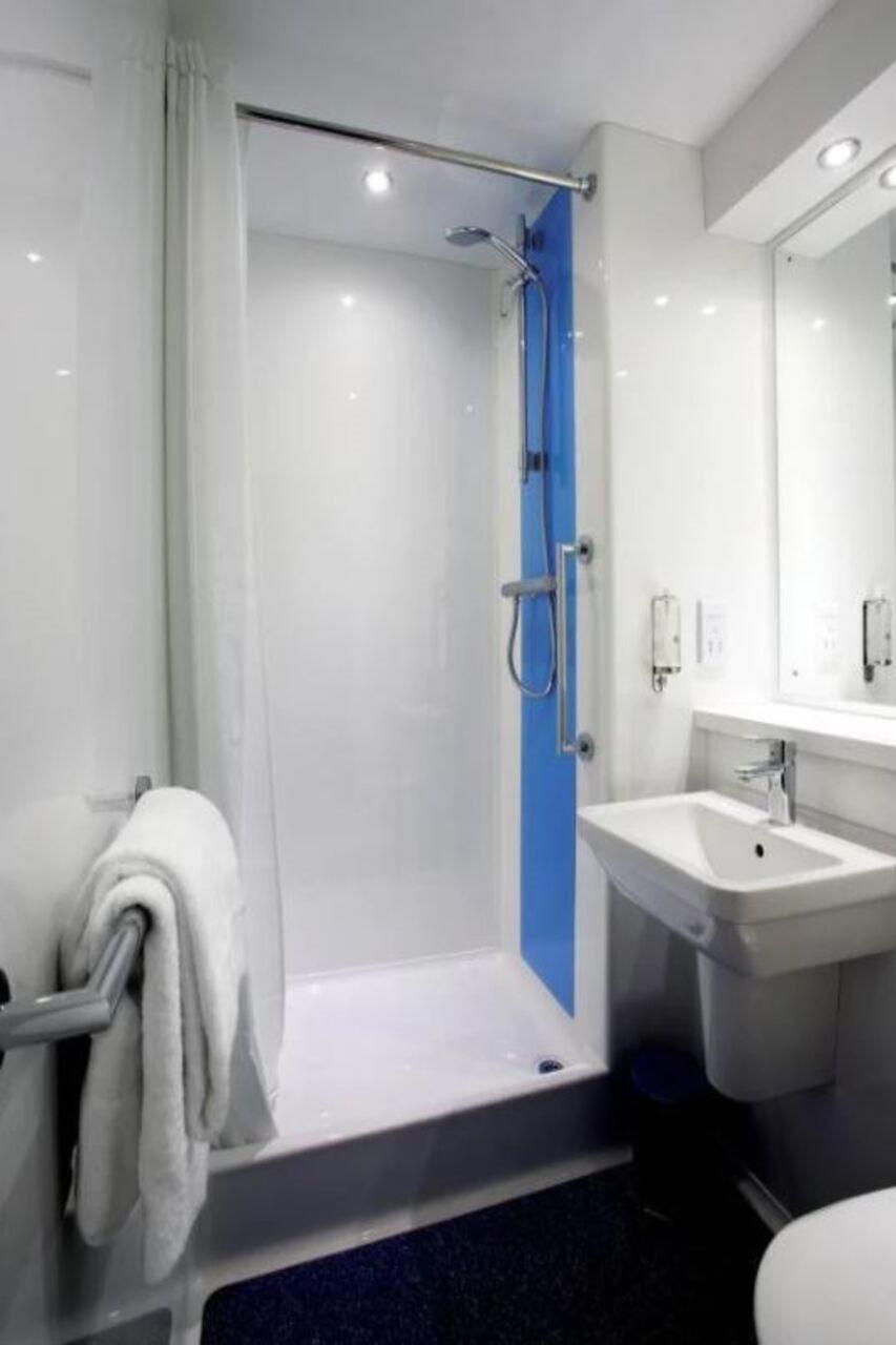 Travelodge London Barking エクステリア 写真