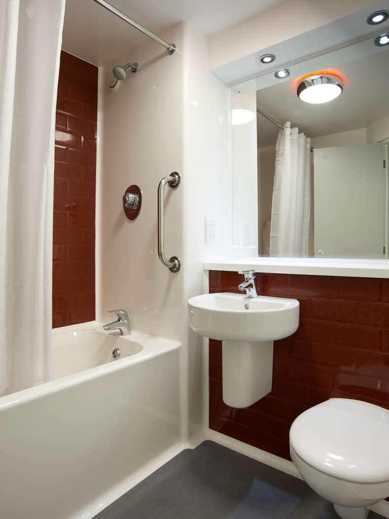 Travelodge London Barking エクステリア 写真